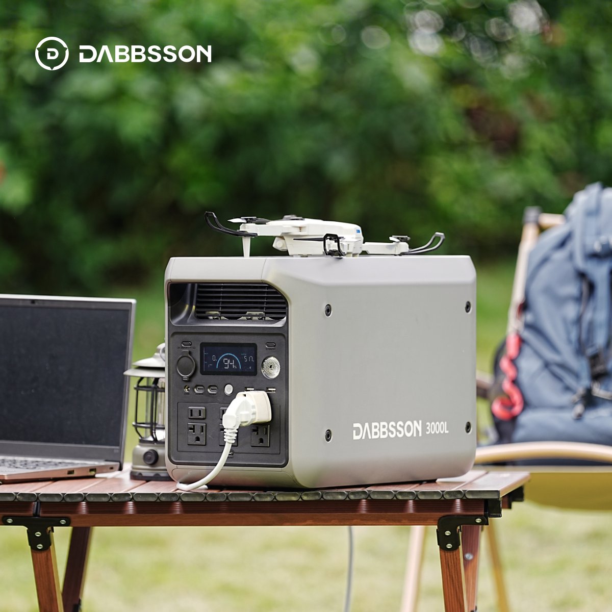 DabbssonJapan's tweet photo. 🔋 Dabbsson 2000L｜電力不安を手放そう。

キャンプ、車中泊、防災、在宅ワークまで。
「電気が足りない」を感じさせない、頼れる大容量ポータブル電源。
⚡ 約2000Whクラスの大容量
冷蔵庫・電子レンジ・電気ケトルなど、
日常家電をしっかりサポート。

🔌 高出力対応
高出力家電や複数同時使用も安定稼働。
アウトドアでも、もしもの時でも安心。
☀️ 選べる充電方法
・AC充電
・ソーラー充電
・車載充電
シーンを選ばず柔軟に使える。
🔐 安心のBMS搭載
過充電・過放電・過熱を防ぐ
スマートバッテリーマネジメント。

🏕️ アウトドアだけじゃない
停電対策／防災備蓄／家庭用バックアップ電源としても活躍。