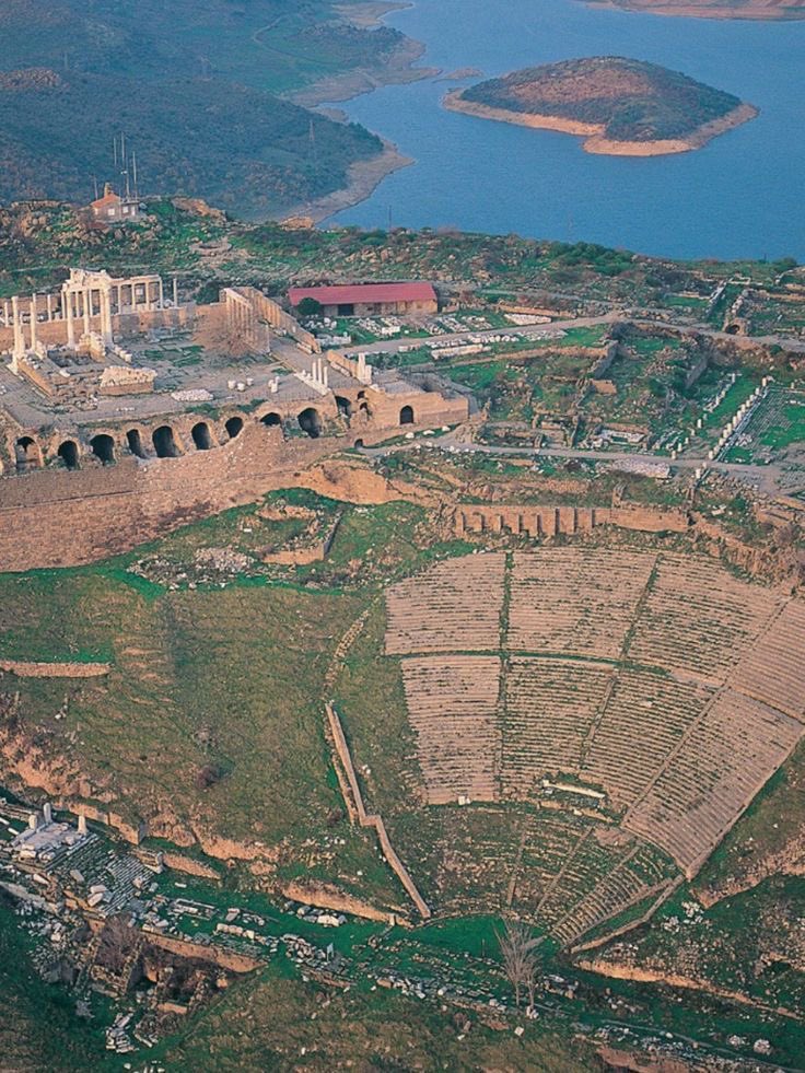 33 derecelik açısı ve 10 bin kişilik kapasitesiyle Antik Çağın en dik tiyatrosu;
Pergamon Antik Kenti Tiyatrosu, Bergama/İzmir 🏛🏺