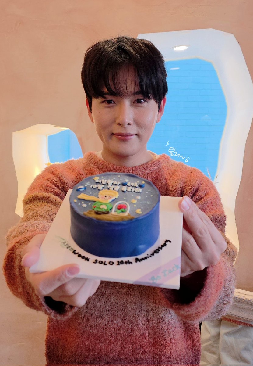 Today, RYEOWOOK celebrates his 10th solo anniversary with a cake gifted by his wonderful fans at his Forest for Rest cafe.

cr ryeong9atilisai