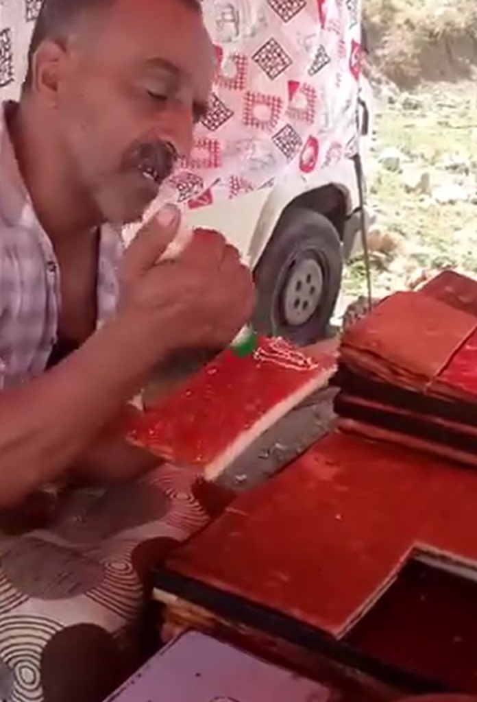 Daaniiizzz's tweet image. The artwork vs the artist