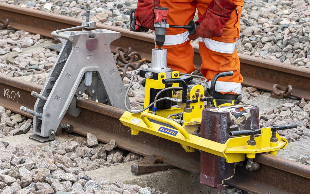 I've done the scientific digging (in other words, I've spoken to my tame railway rails specialist) to understand not what the standards say, but what the engineering requirements ACTUALLY are. Here's what they said...

Buckle in, this one's a bit of a #RailwaysExplained thread.