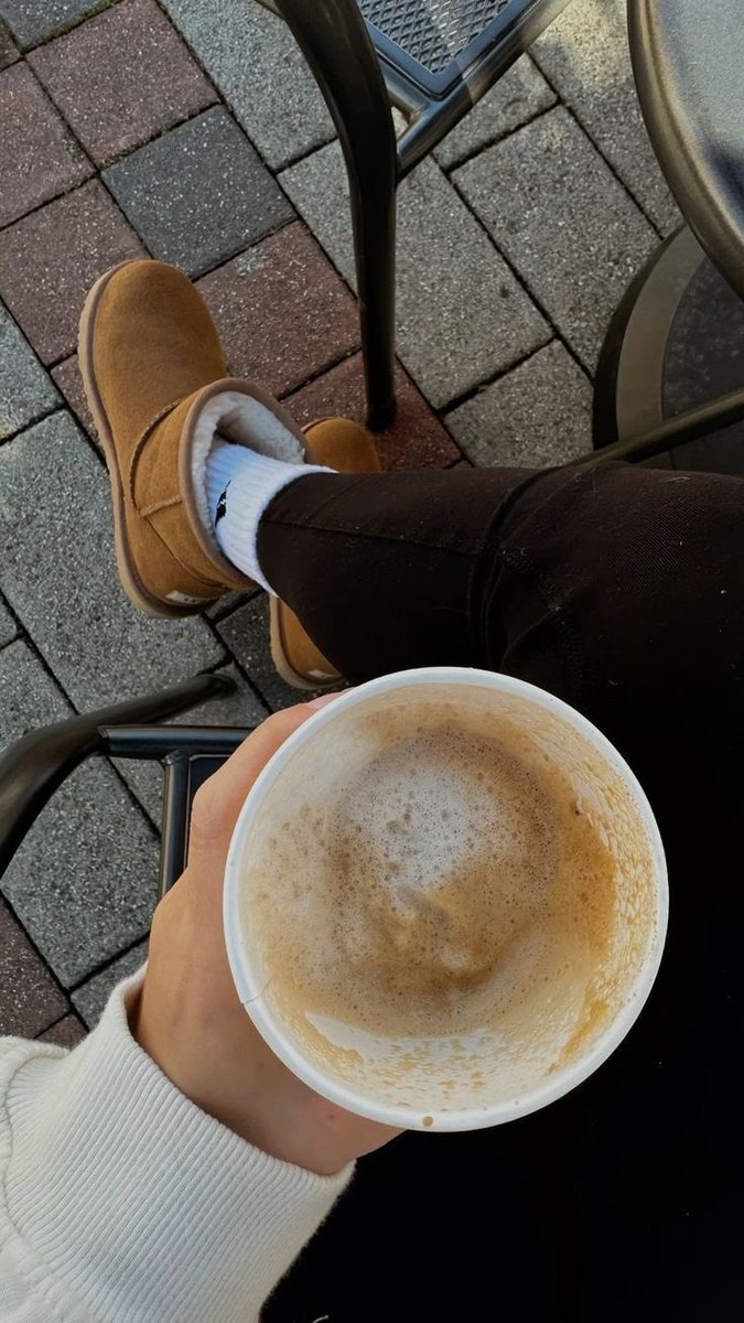 semragucer_'s tweet image. Mesajlaşırken, konuştuğumuz kişi uykusuz kalmaya değer mi diye düşünelim. Örn. bende değmemişlik hissi var. Bilin istedim. 😏