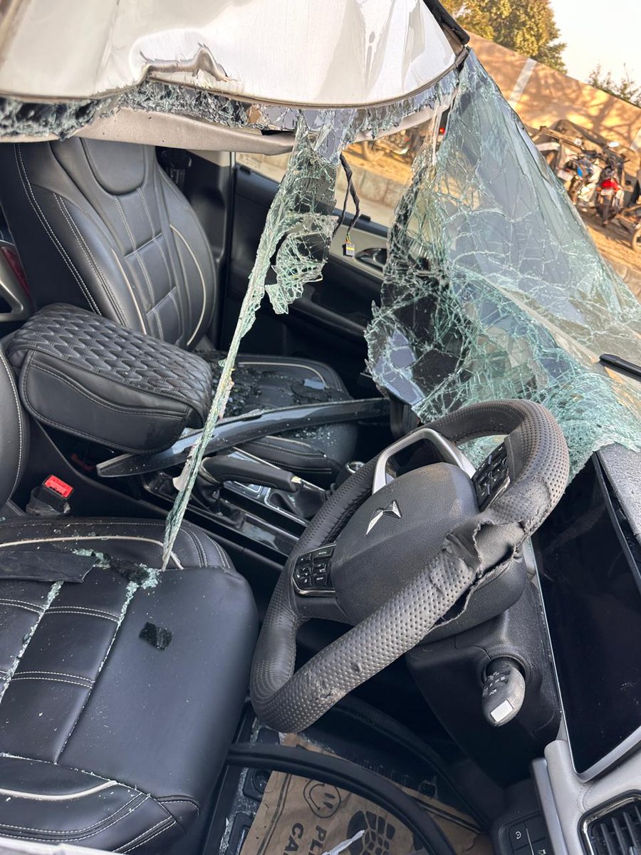 2136Chauhan's tweet photo. What is Mahindra's quality control?
How many other vehicles have this defect?
Why are we paying premium prices for substandard safety?

This isn't just disappointing - it's life-threatening. Families trust these vehicles with their lives. https://t.co/VZnNP5cmIM