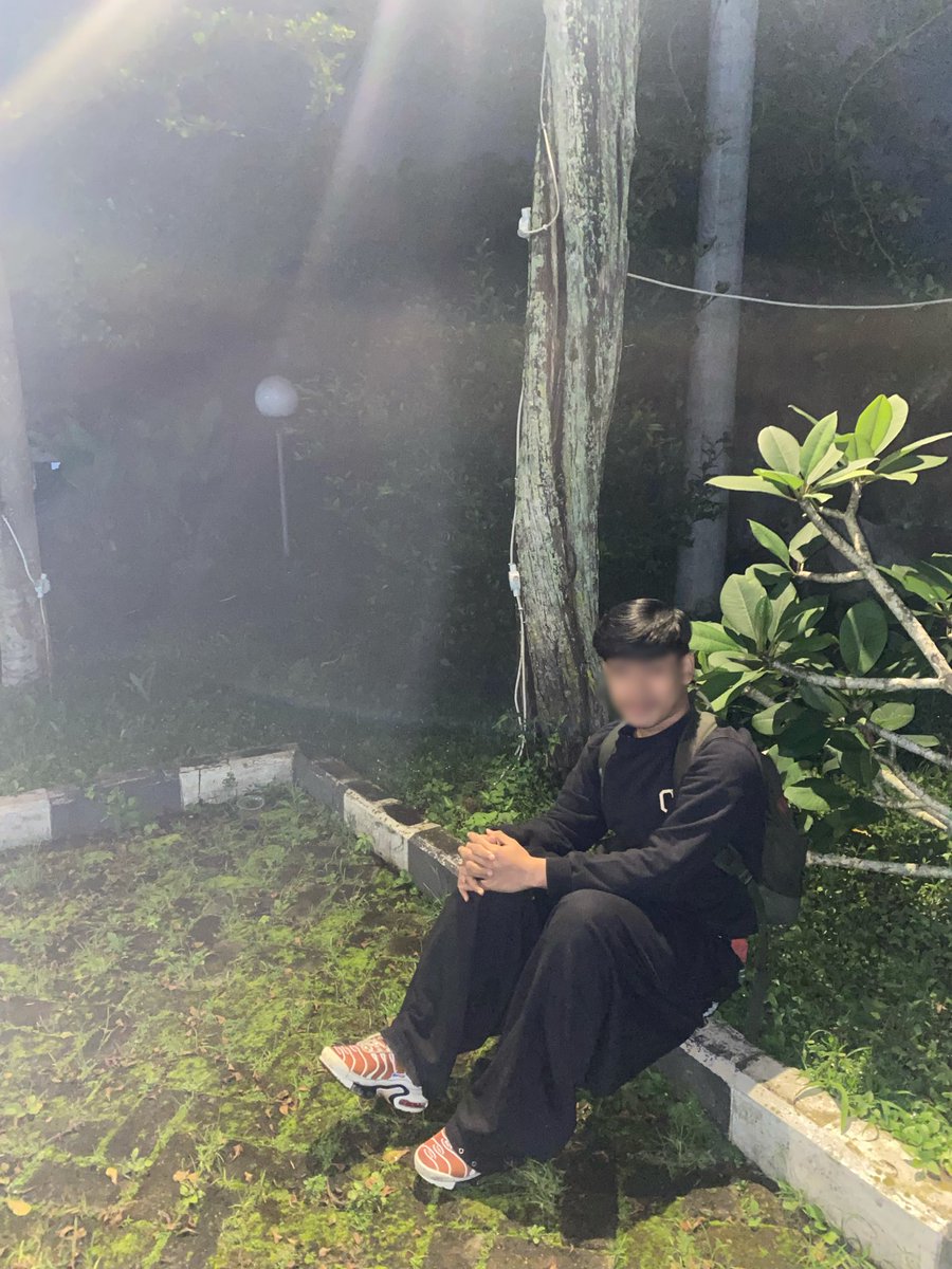 therealgh4zali's tweet photo. Just a calm human with his nike tn. https://t.co/ScCP9sv354