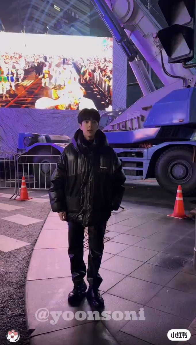 어느 날 누가 노크해서 문 열어보니까 
혹시 두쫀쿠 남은 거 있어요?
하는 영훈 있으면 두쫀쿠 최대 몇 개 주실 건가요