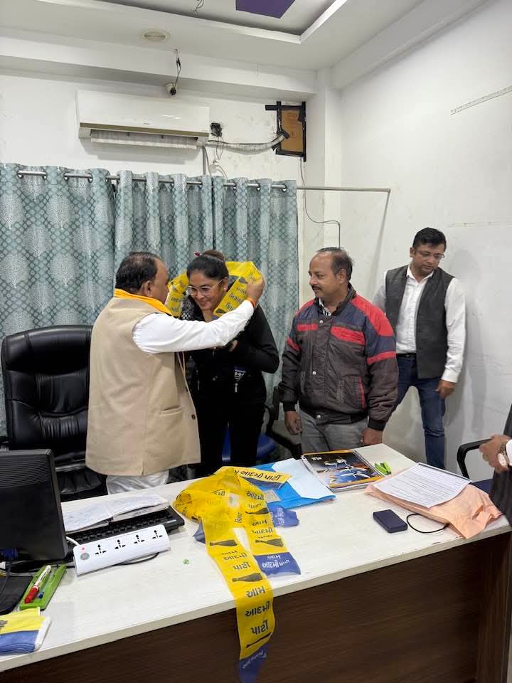 गुजरात के बड़ोदरा शहर में आम आदमीं पार्टी जोइन कराते दिल्ली के विधायक वीरसिंह धिंगान।