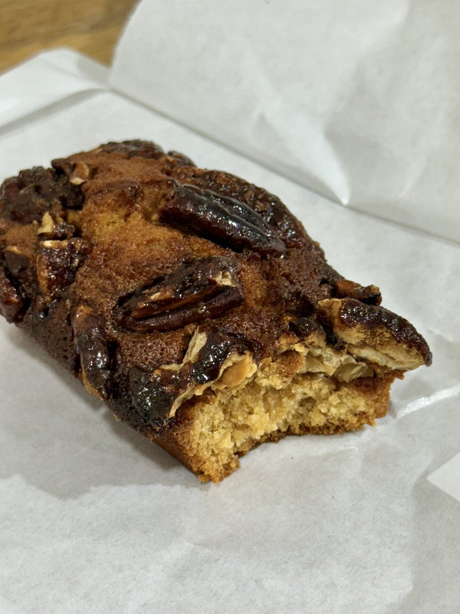 ⁂ 고양 / 일산 휘낭시에르

저의 최애 휘낭시에집이에요
처음먹고 너무 맛있어서 이틀연속 방문함

여기 특징은 식감인데 진짜 콰삭 소리남 💕

정동문화사랑 비교하면 정동이 좀 더 풍미있는맛이고
휘낭시에르는 정말 겉바속촉의 정석 !

플레인 같은 기본류도 좋지만 토핑이 올라간류가 훨씬 맛있음