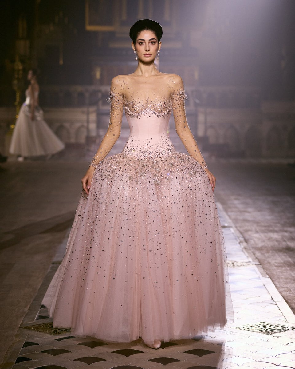 itgirlbackup's tweet photo. Georges Hobeika couture ss26 https://t.co/rSQ5Ohq0pZ