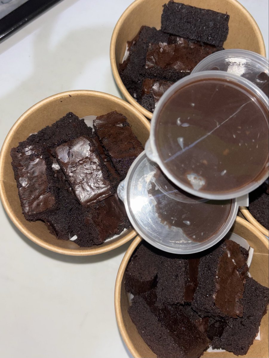 istsmei's tweet photo. [OPEN PO] Mini Brownie Bites with Dipping Sauce 🍫✨

Brownies bites yg paling ditunggu akhirnya Open PO lagi. Teksturnya fudgy, dapet saus cokelatnya juga, bener-bener definisi cokelat yang gak pelit!

💰 Price: 28rb/bucket
📅 Estimasi Ready: 1 February 
📍Jakarta Timur, Cakung https://t.co/4A1u1DPbQL