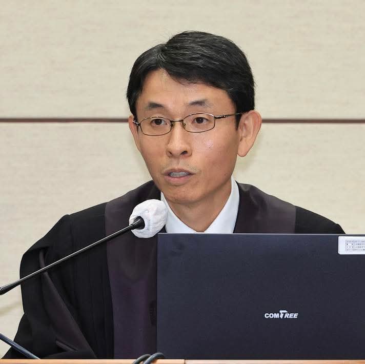 김상수

재판 중계를 하니마니, 눈을 감고 귀닫은 이상한 판사였다. 

선고 직전에 판사의 말, “… 권력자나 아니나…”의 말은 그럴듯하게 형식적으로 타당해 보이는 가짜 논증을 이용해서 거짓인 주장을 참인 것처럼 보이게 하는 허구의 논법으로 궤변(詭辯)이다. 

마치 대법원장 조희대의 파기환송