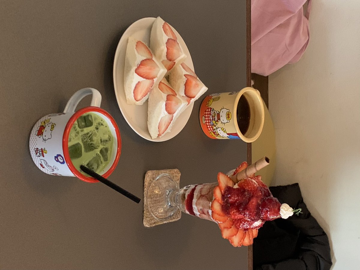 딸기 산도랑 딸기 파르페 너무 보고싶었어.....