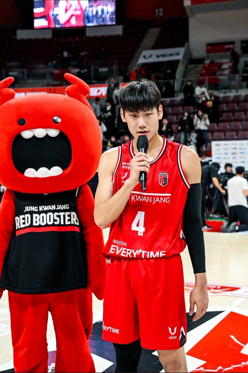 웅이가 예쁜데 옆에 레드부가 부두커니 서있는 게 너무 웃겨 나한테 뭐 할 말 있는 거 같음