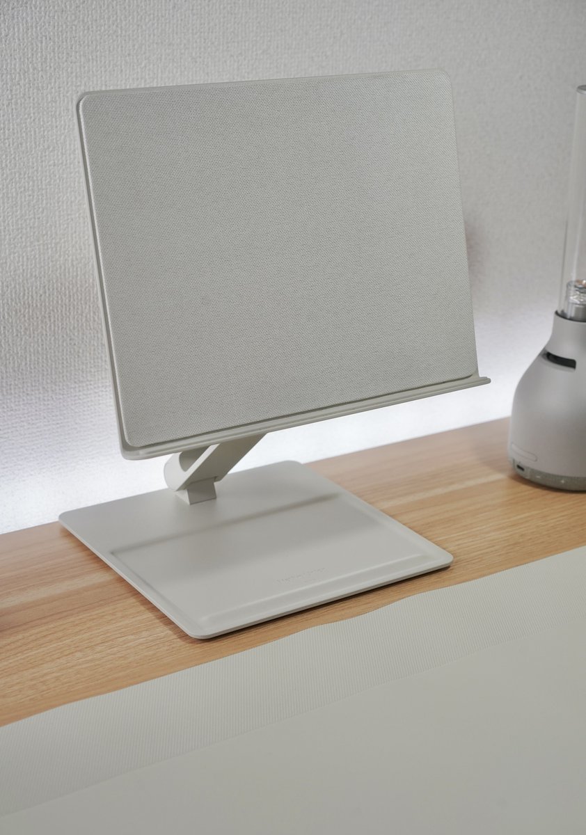AnomaloG's tweet photo. Desk Laptop StandとDesk Mat。
どちらもSandstoneカラーなので統一感があって良い！

#Nativeunion https://t.co/QIFkgvZbdQ