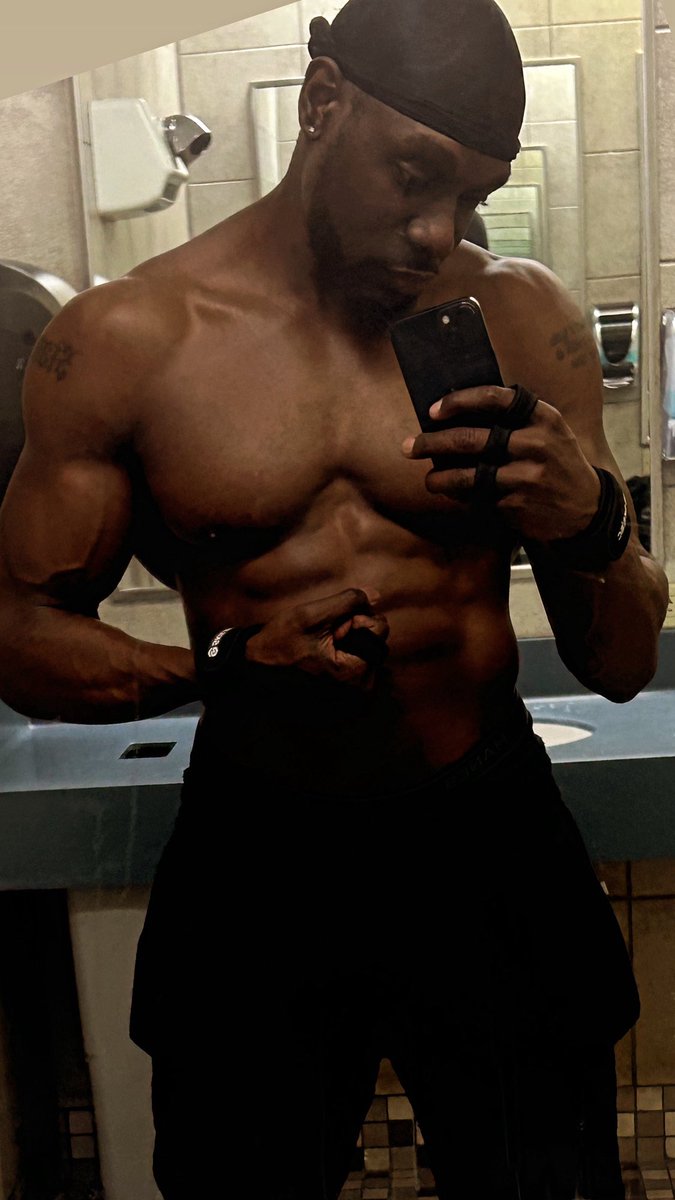 RayvonJustRay's tweet photo. Back up to almost 170lbs, after getting sick at a Xmas party with 240 ppl and losing 9lbs. And Boxing π₯π₯π₯training and losing 7 1/2lbs in a month.
Four more pounds to go to get back to my 174 & a half pounds.
#boxing #GetBackSeason #StillFine https://t.co/Amo1kJH5F8
