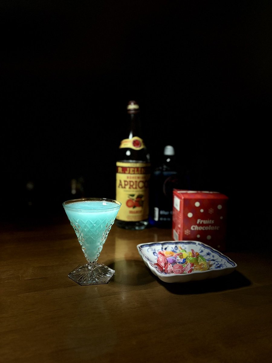 最近サボってたので。
アプリコットのフルーツブランデーとブルーキュラソーを使ったカクテルです。
頂いたフルーツチョコと共に。