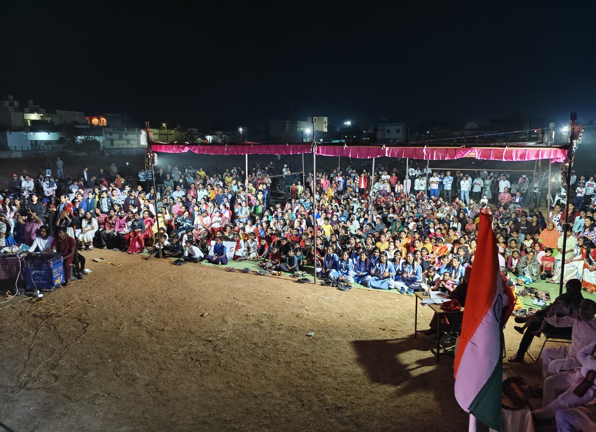अभाविप गरियाबंद जिला के फिंगेश्वर इकाई द्वारा गणतंत्र दिवस के अवसर पर “भारत गौरव संध्या” कार्यक्रम का आयोजन किया गया।
कार्यक्रम में शहीद जवान राजेश ध्रूव जी के पूज्य माता-पिता मुख्य अतिथि के रूप में एवं प्रदेश मंत्री <a href="/cganantsoni/">ANANT SONI 🇮🇳</a> मुख्य वक्ता के रूप में उपस्थित रहे।