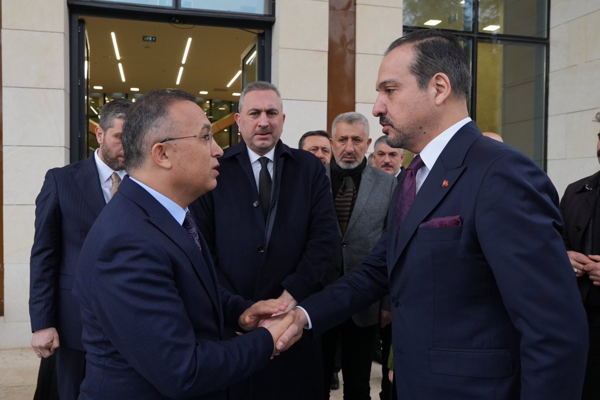 AK Parti Genel Başkan Yardımcısı Prof. Dr. Kürşad Zorlu, Suriye temasları kapsamında Halep Valiliği’ne gerçekleştirdiği ziyaretin ardından bugün Gaziantep Valiliği’nde Valimiz Kemal Çeber'le bir araya geldi. 

Görüşmede bölgesel gelişmelerde Gaziantep'in rolü ele alınırken