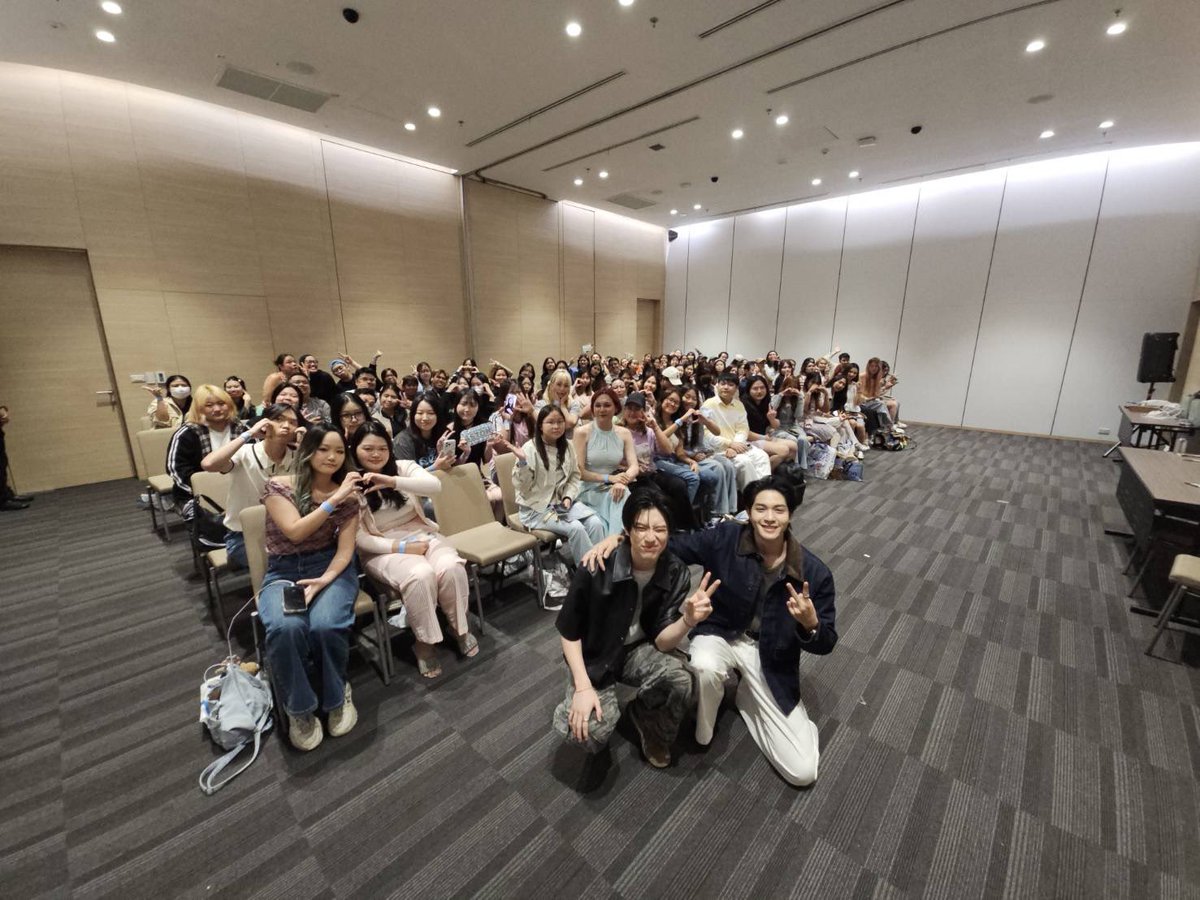 GmmtvShop's tweet image. โชกุน - แอสตัน ขอบคุณทุกคนมาก ๆ นะครับที่มากันในกิจกรรม Fan Sign งานนายอินทร์สนามอ่านเล่น ตอน อ่านเข้าเส้น(ชัย ) วันนี้

@Chokunz_jkz @aston_lv

#สนามอ่านเล่น2026xChokunAston
#GMMTV