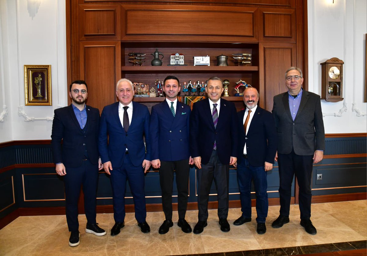 TrabzonValilik's tweet photo. Türk Eğitim Vakfı Trabzon Şube Başkanı Emrah Nebioğlu ve beraberindeki Yönetim Kurulu Üyeleri, Vali Tahir Şahin’i makamında ziyaret etti. https://t.co/KsbWuZVxJe