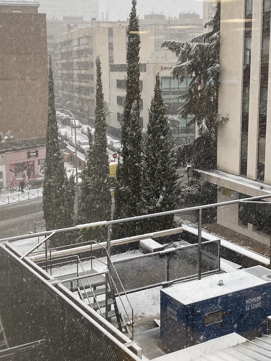 algoritman's tweet photo. Nevando en Madrid Capital - Chamartín https://t.co/VWPRZ2L0Ks