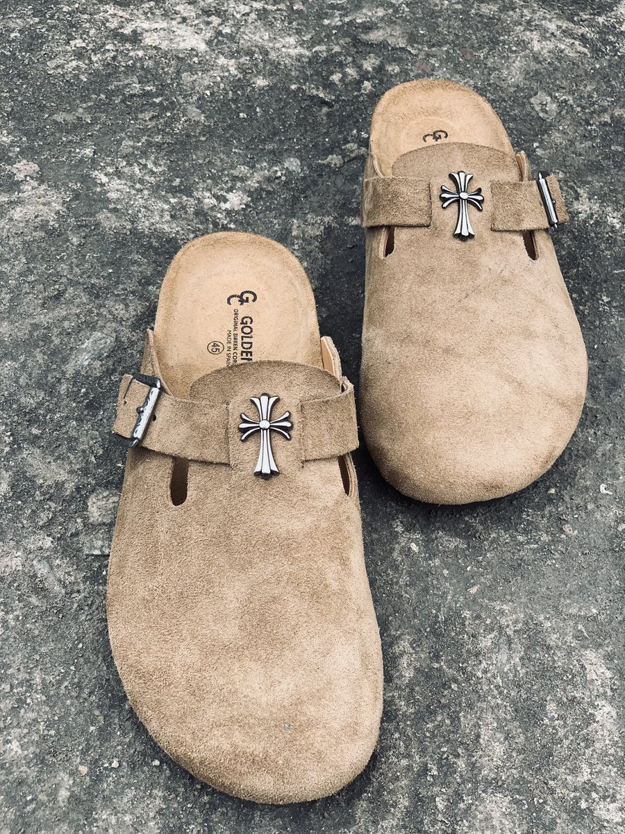 Own 1 pair or 4 pairs of CLOGS slippers 

🏷️ 25,000 a pair !

Add ons ( pair of 🧦 on more than 4 pairs been ordered ) 

📍 Lagos state