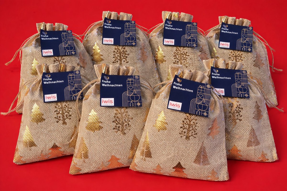 #iwis überreicht erneut Weihnachtsgeschenke an die Münchner Tafel! ✨🎁
💙 Gemeinsam setzen wir ein kleines, aber herzliches Zeichen der Solidarität. Die Münchner Tafel e. V. ist eine etablierte soziale Einrichtung, die Lebensmittel an bedürftige Menschen verteilt