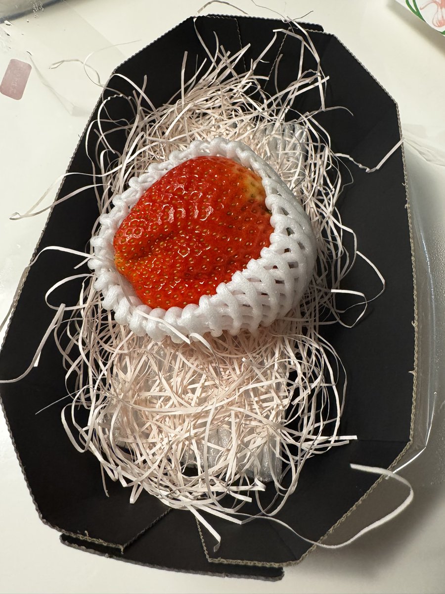 金玉よりでかいイチゴ食べる