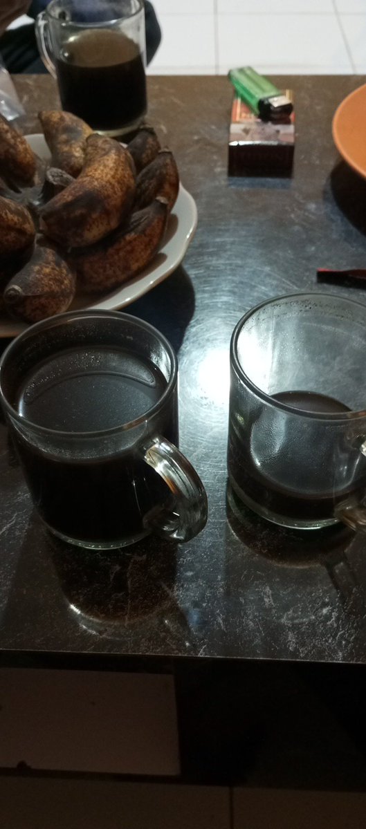 Mesti nek di sugati kopi kon ngombe aku kabeh