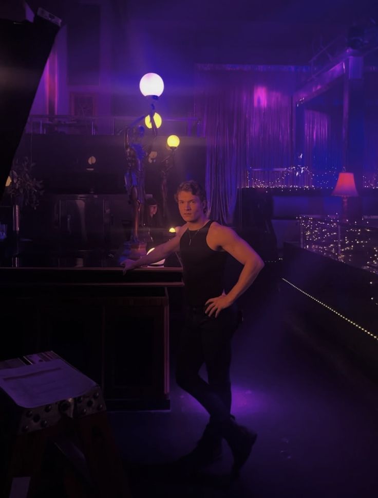 Свалил из дома на тусовку со Светой, пошли все в жопу, мне надо просто отдохнуть.
Я от них устал.