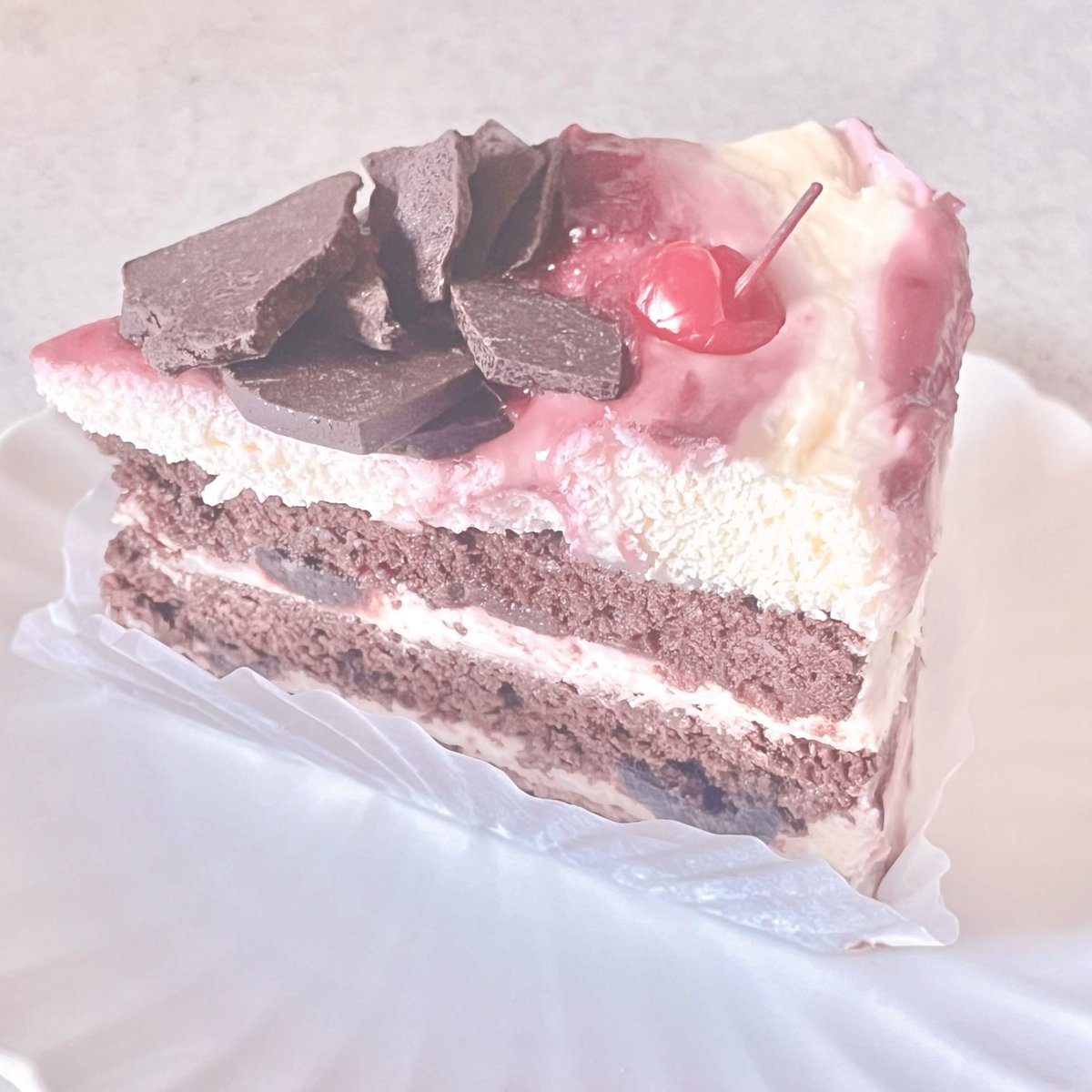 오늘 먹었던 체리 포레누아⋯🤍
페어링은 트와이닝의 레이디 그레이 아이스 티!

크림치즈와 쌉싸름한 초코가 레이디 그레이의 상큼한 오렌지, 레몬 향이랑 잘 어울려서 만족스러웠어요 ˆ  ˆ