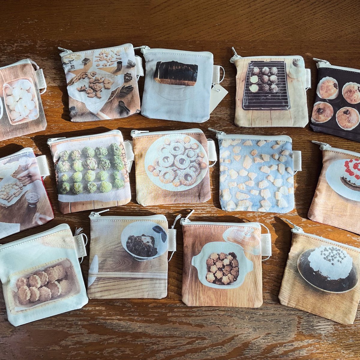 「フォトポーチおやつ編」も、「古本通り＠アルデ新大阪」のマチマチ書店コーナーに並べていただいています。

昨日は、「月末家計節約大作戦！」のため家にある材料でケーキやパンを作っていました。フォトポーチに写ってる「おやつ」たちを作った当時の私も、そんな原動力で作っていた気がします。