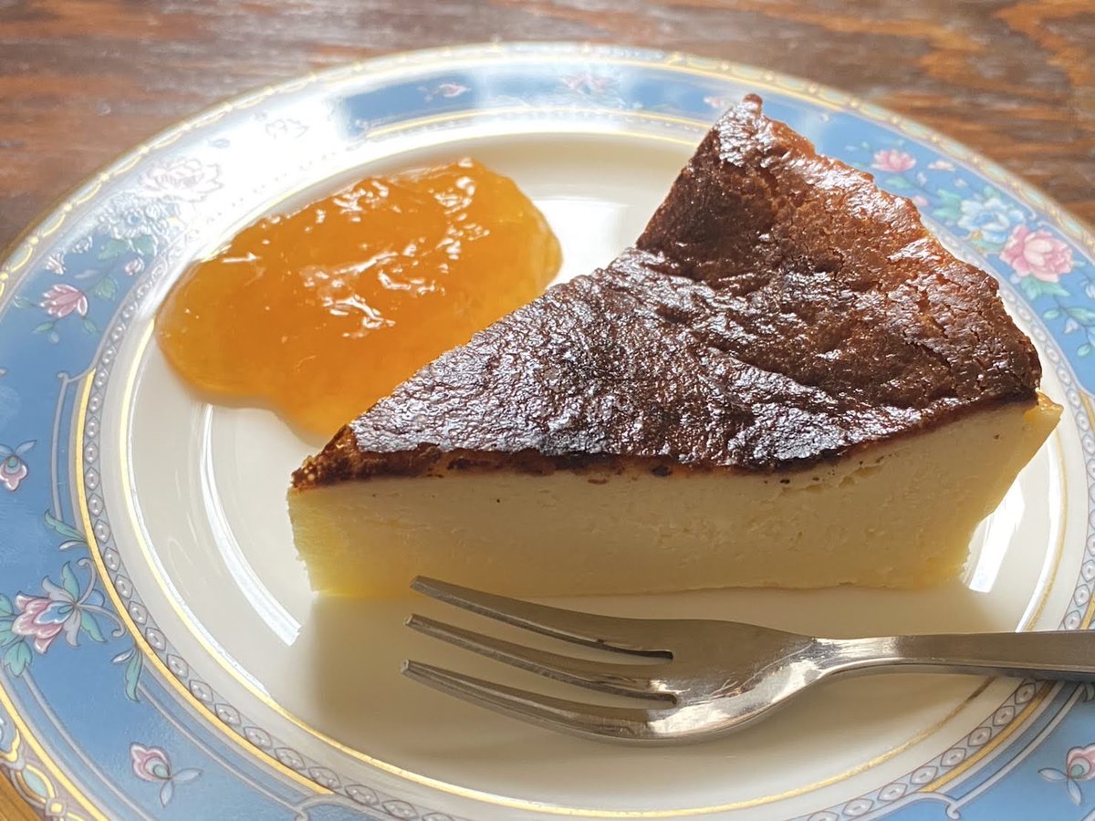 【CAFE PERCH(カフェパーチ)】下田・蓮台寺に本と過ごす、羽休めのカフェ
扉を開けるとゆったりとした時間が流れる別世界が。店主の蔵書を自由に手に取れるほか、隣接する「こどもとしょかん」ともつながり、本好きにとって居心地のよい空間です。
詳しくは izu-letters.jp/column/detail.…
