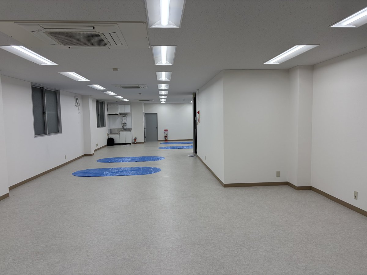 acepoint_shimo's tweet photo. 昨日は内見でした
実物大のブルーシート置いて確認してますが100㎡だとかなり広いですね
6-7卓置くこともできそうなくらいなので逆にスペース余らせそうです https://t.co/JIKVw9xfx2