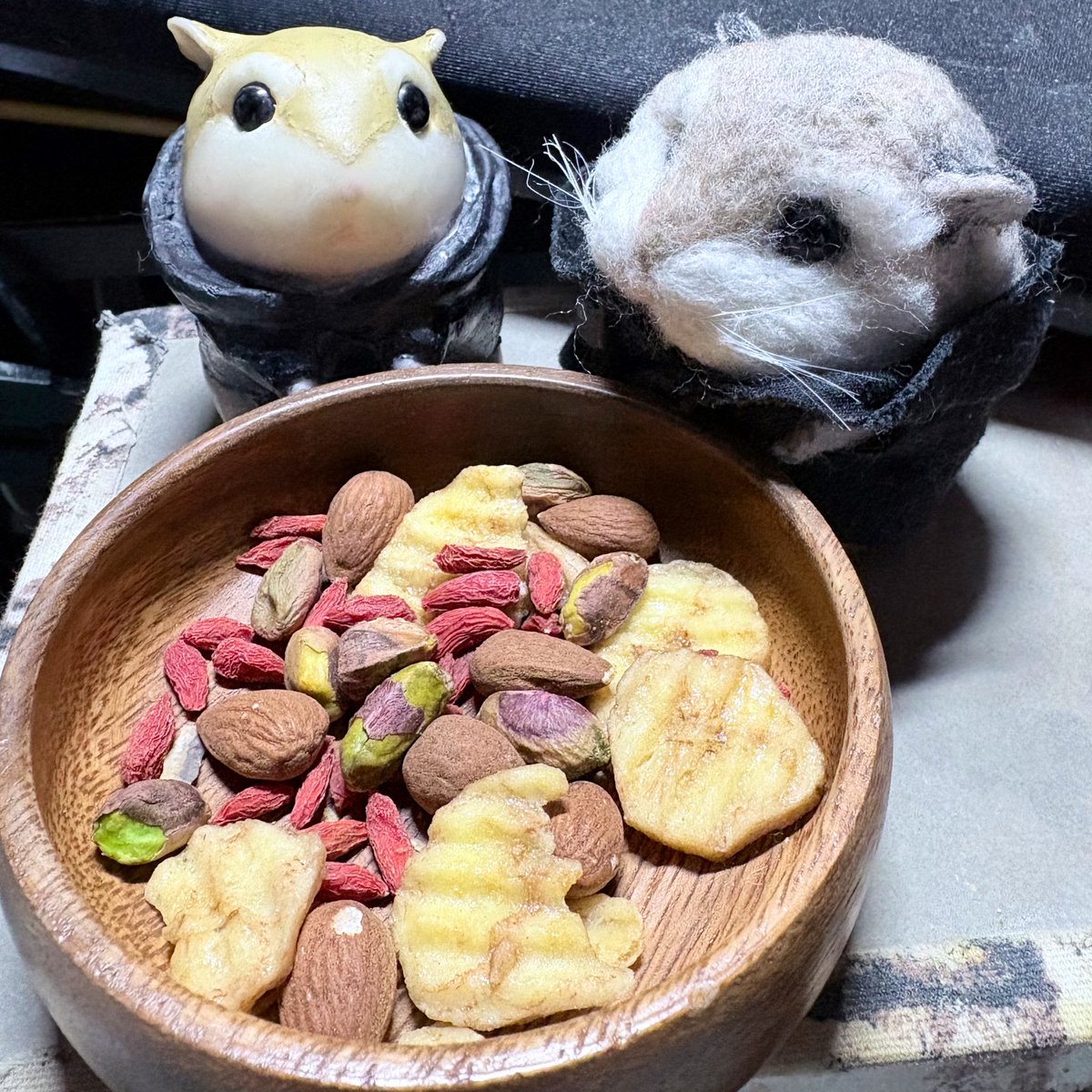 「くこのみ、りあるはむかいわいで、ひそかにぶーむらし」
「ばななとくこのみ。……これ、せいさくたんとのおやちゅでは……？」
「ぼくのだもん」