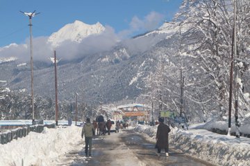 jkchanneltv's tweet image. #InPics | Fresh snowfall blankets Pahalgam, turning the tourist destination into a winter wonderland, in Anantnag.   #Snowfall #Pahalgam #Anantnag #JammuAndKashmir