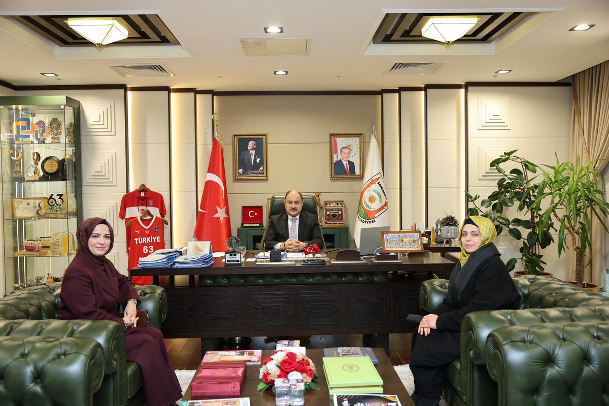 sanliurfabld's tweet photo. AK Parti önceki dönem Haliliye Kadın Kolları Başkanı Elif Tunçkaşık ve Yüsra Tercan, Şanlıurfa Büyükşehir Belediye Başkanımız Mehmet Kasım Gülpınar’ı ziyaret ettiler.

Nazik ziyaretlerinden dolayı kendilerine teşekkür ediyoruz. https://t.co/RFXBCrJEZF