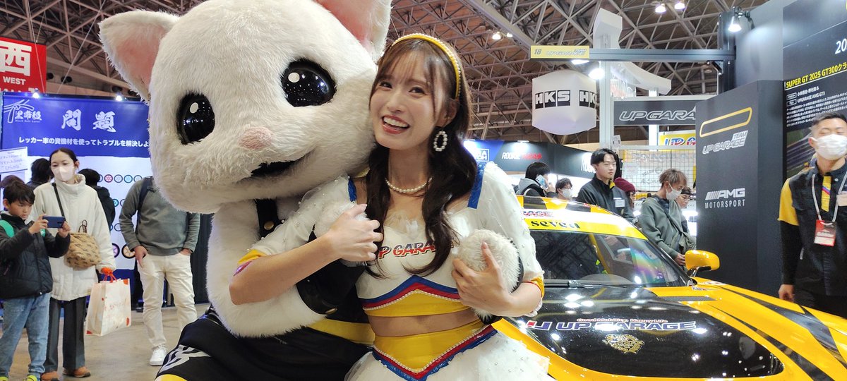 omasan_bb's tweet photo. @Ala_vanille 超遅コメです😂
お疲れ様でした🙇
毎年オートサロンに業界関係者として滞在してて、毎年引地さんを撮らせて貰ってます😜
うちのショップは、今回は北ホールでしたが、引地さんを見に行きました😄

ブースでのトークで知ったのですが、うちの奥さんと年が１つしか変わらないので、これからも推しです笑 https://t.co/tD5JgX1tJA