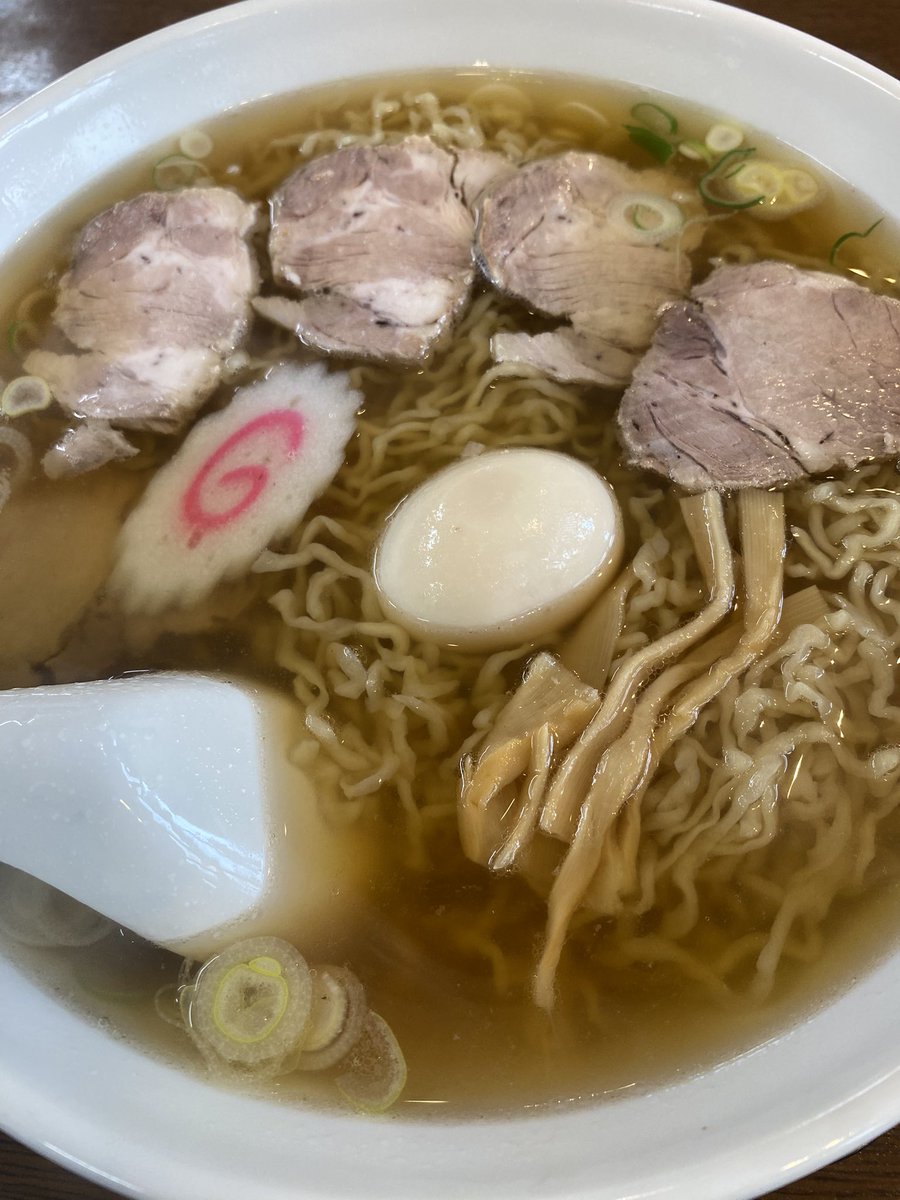 pilotwire's tweet image. 1年ぶりくらいに福よしお邪魔したよー！！
大盛り（2玉）+味玉トッピング食べてお腹いっぱいでやばかったww
久しぶりに食べれて感無量(´°̥̥̥̥̥̥̥̥ω°̥̥̥̥̥̥̥̥｀)
お土産麺も買えて幸せ♡
大将ありがとうございました！！
#麺屋福よし
#ラーメン