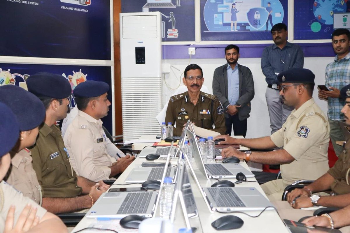 AhmedabadPolice's tweet photo. Cyber Capacity Building:

સાઇબર ક્રાઇમના વ્યાપને નાથવા,  અમદાવાદ શહેર પોલીસનાં પોલીસ અધિકારીશ્રીઓ અને કર્મચારીઓને સતત બેઝિક અને એડવાન્સ ટ્રેનિંગ મળી રહે તે હેતુસર અમદાવાદ શહેર પોલીસ કમિશ્નરશ્રી જી.એસ.મલિકનાઓના માર્ગદર્શન હેઠળ સાઇબર ક્રાઇમ શાખા ખાતે ટ્રેનિંગ સેન્ટર બનાવાવામાં આવેલ છે.

શહેરના વિવિધ પોલીસ સ્ટેશનના પોલીસ કર્મચારીઓની સાઇબર સજ્જતા અંગેની તાલીમની ત્રણ બેચ તૈયાર થઈ ગયેલ છે , અને ચોથી  બેચ હાલ તાલીમ લઈ રહેલ છે.

પોલીસ કમિશ્નરશ્રી નાઓએ આજે સાઇબર ક્રાઇમ ટ્રેનિંગ સેન્ટર ની મુલાકાત કરી, અને ભવિષ્યના સાઇબર ક્રાઇમના પડકારો સામે સજ્જ થઈ રહેલા પોલીસ કર્મચારીઓની તાલીમની સમીક્ષા કરી.

*સુરક્ષા માટે સજજ શહેર પોલીસ*

@sanghaviharsh @GujaratPolice @cybercrimeahd @dgpgujarat @InfoGujarat 

#AhmedabadPolice