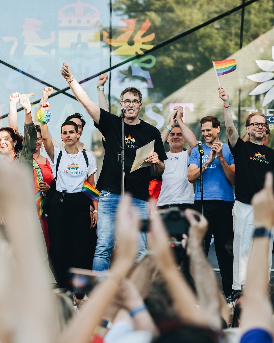 Le 28 juin, plus de 200.000 personnes ont bravé l’interdiction d’Orbán pour défendre les droits LGBTQI+ à Budapest.
Aujourd’hui, le maire Gergely Karácsony est poursuivi par une justice aux ordres.
La liberté et l’amour ne s’interdisent pas. Tout mon soutien. 🏳️🌈