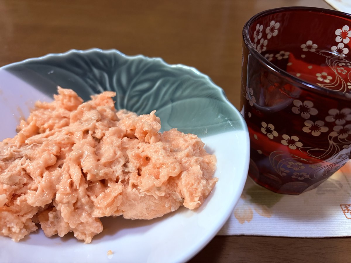 akane_skmr's tweet photo. 業務スーパーの鮭たたきで日本酒を。
油断すると、すぐ賞味期限が切れてる。。 https://t.co/h3ufTngFWp