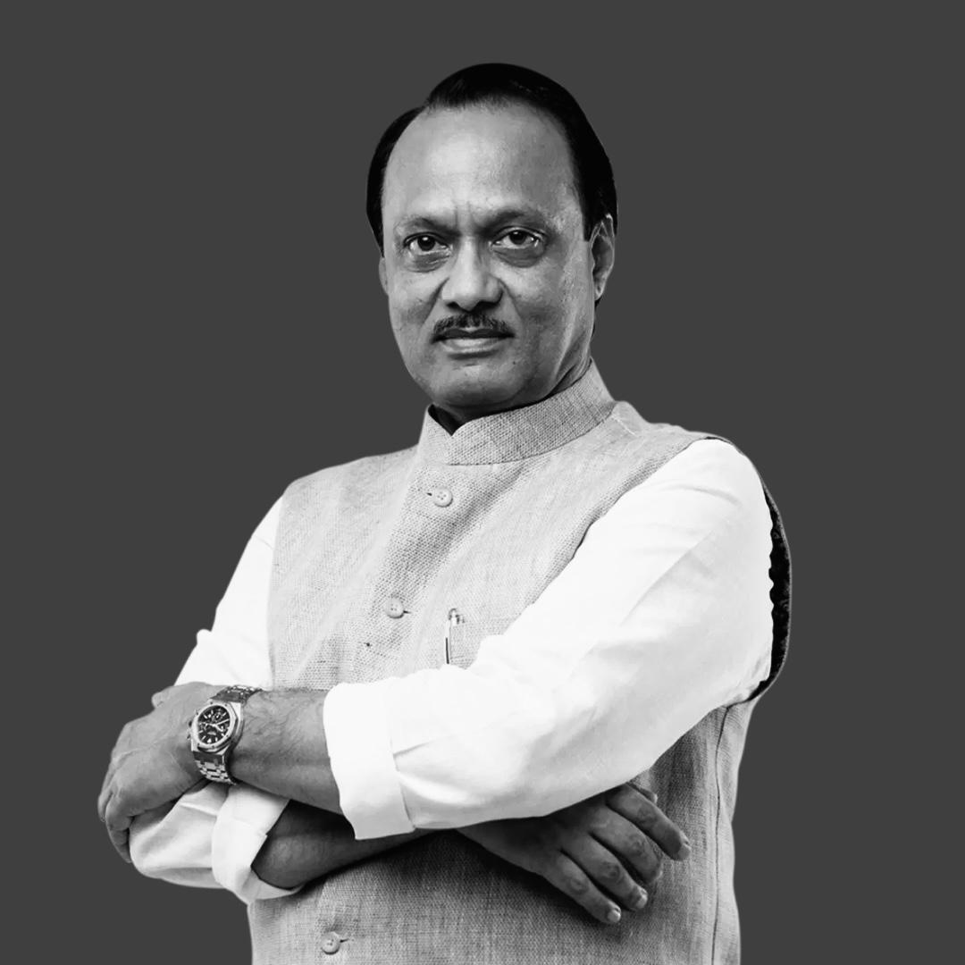 Ketanalytics's tweet photo. अजित दादा गेले. महाराष्ट्रातील माझ्या आवडत्या राजकारण्यांच्या यादीतील एक नेता गेला. अजित दादांचं राजकारण तसं रांगडं होतं पण त्यात एक नजाकत होती. २०१४ ला अजित दादांचा जनता दरबार बघितला होता. तेंव्हा पहिल्यांदा जाणवलं की हा माणूस कसला तयारीचा आहे. समोरच्याने तक्रार मांडायला सुरुवात केली की तिसऱ्या वाक्याला दादांना कोणाला फोन लावावा लागेल हे कळायचं. संबंधित अधिकाऱ्याला फोन जायचा. त्या फोनवरचं दरडावण मस्त असायचं. प्रशासन कसं चालतं हे शिकायचं असेल तर हा जनता दरबार खरंच एक शाळा होती. त्यानंतर मी कुतूहलाने अजून एक दोन जनता दरबार पुन्हा ऐकले. खरंच ती शाळा होती. 

मी त्या जनता दरबारानंतर अजितदादांना एकदा पुण्यात भेटलो होतो. माझ्या डोक्यात एक कल्पना होती. सुरुवातीला पटकन बोला इत्यादी त्यांनी केलं पण मग जसं जसं प्रेझेंटेशन पुढे गेलं त्यांनी शांतपणे ऐकलं, एकदम टोकदार प्रश्न विचारले. मग म्हणाले चांगलं आहे हे सगळं, सत्ता बसली तर नक्की करून बघू. मी म्हणलं दादा मग फॉलोअप कसा घेऊ. त्यावर म्हणाले फॉलोअपमध्ये वेळ घालवू नका. निवडणुकीचे निकाल येऊ देत मगच या. उगाच येण्याजाण्यात वेळ आणि पैसे कशाला घालवता. 

महाराष्ट्राच्या राजकारणातला असा क्लिअर, हो किंवा नाही हे स्पष्ट सांगणारा आणि ज्याला प्रशासन अंतर्बाह्य कळायचं असा नेता परत होणार नाही. दादांना भावपूर्ण श्रद्धांजली