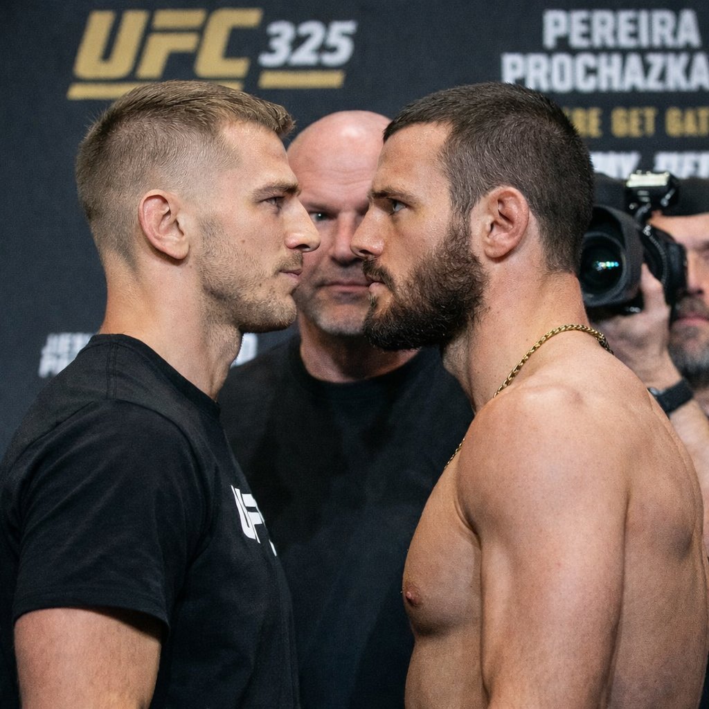 OctagonValue's tweet image. UFC 325 – Hooker vs Saint Denis

Tough matchup between two durable fighters. Hooker has very dangerous striking, but Saint Denis has more paths to win.

KO power plus grappling upside. I expect the wrestling to be a key factor to neutralize Hooker’s offense.