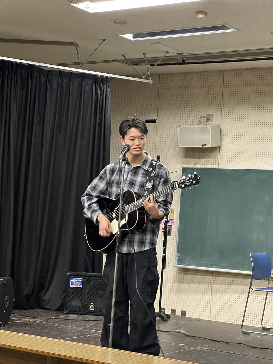 tigusahs's tweet photo. 🎸2026 ギター同好会冬ライブ🎸
学年の壁を超えて、軽やかに音で繋がる時間
カバー、オリジナルーー
叫びたくなる青春も、そっと胸に触れる想いも、
すべてが一本のギター🎸に乗って歌声とともに響いていました。
授業とは違う表情、素敵な装い、熱い‼️
それがまた井草の��力 https://t.co/glS2ToGrxT