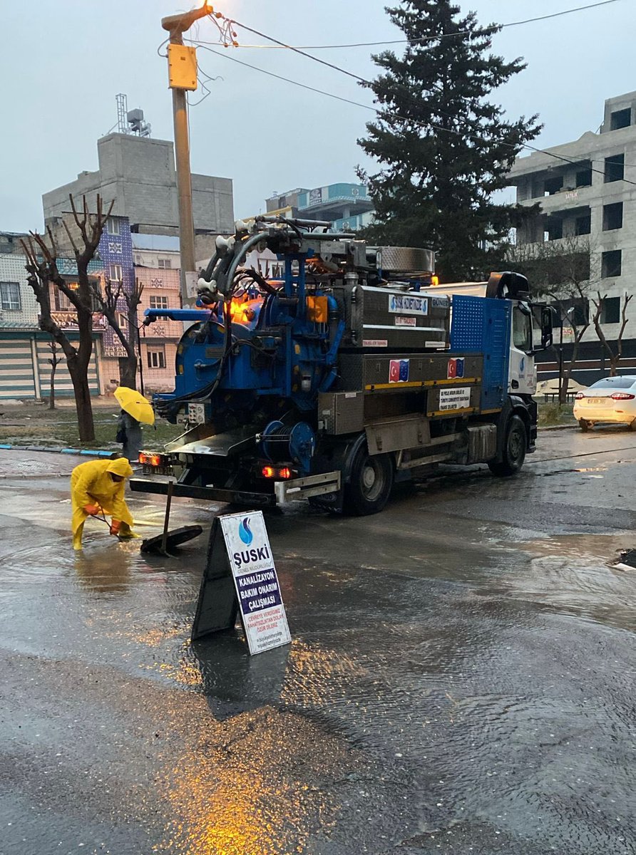 Şanlıurfa’da etkili olan sağanak yağışın oluşturabileceği riskleri en aza indirmek amacıyla ŞUSKİ Genel Müdürlüğümüz 7/24 sahada. 
Ekiplerimiz, şehrin tüm noktalarında mazgal, yağmur suyu ızgarası ve hat temizleme çalışmalarını yoğun bir şekilde sürdürerek riskleri en aza