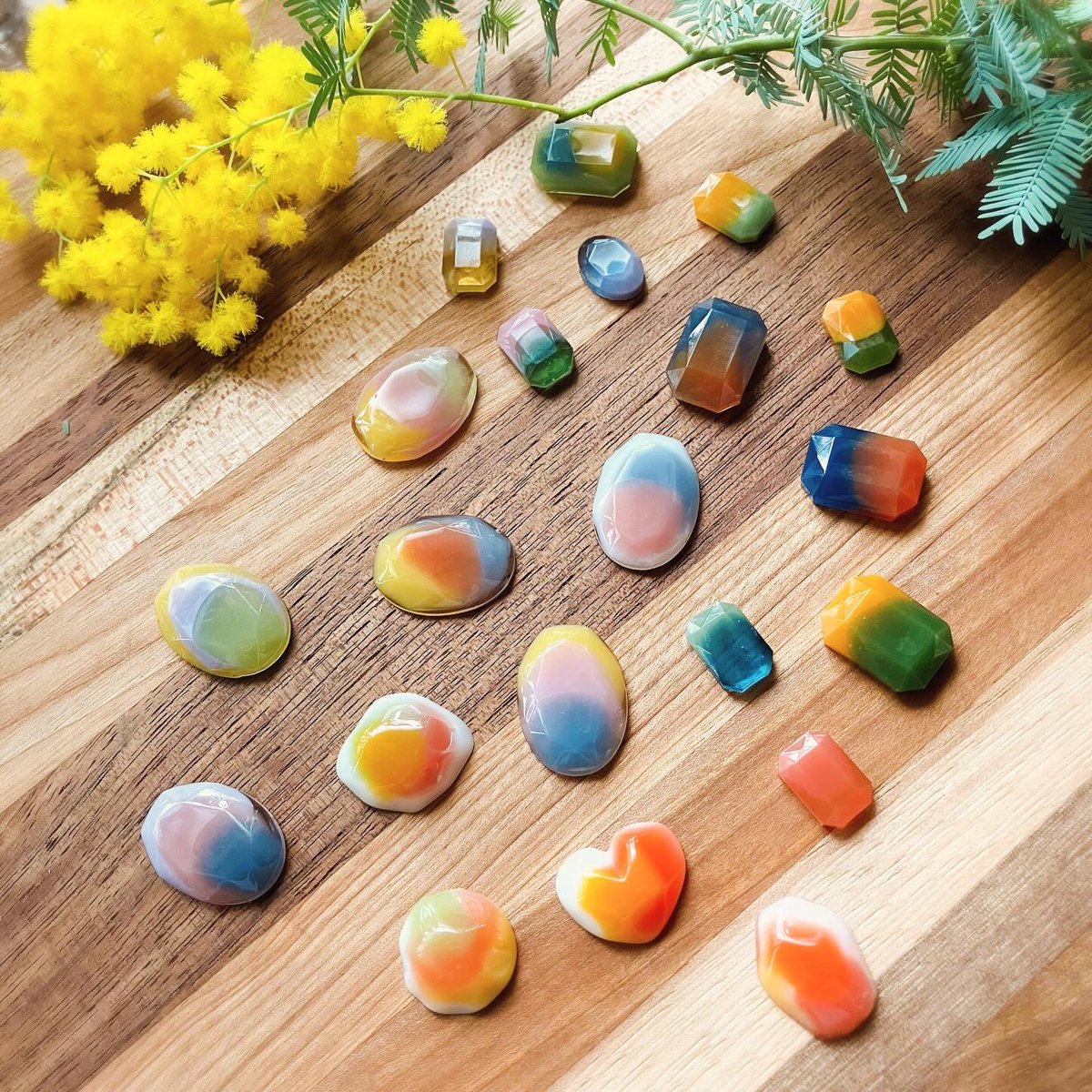 希望も芽吹く
春の庭🪴
　
そんな色とりどりのお花をイメージした
ルミナスベアー⸝⋆を作っています🪻🧸
　
#ルミナスベアー　#花　#カラフル
#ハンドメイドアクセサリー　#color #Design #くま　#宝石