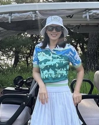 현빈 예진언니랑 있으면 와이프 요청사항 들어주기 위해 185 거대한 몸 구겨가며 최선을 다해 사진 찍어주는 남편 되는 거 개좋음