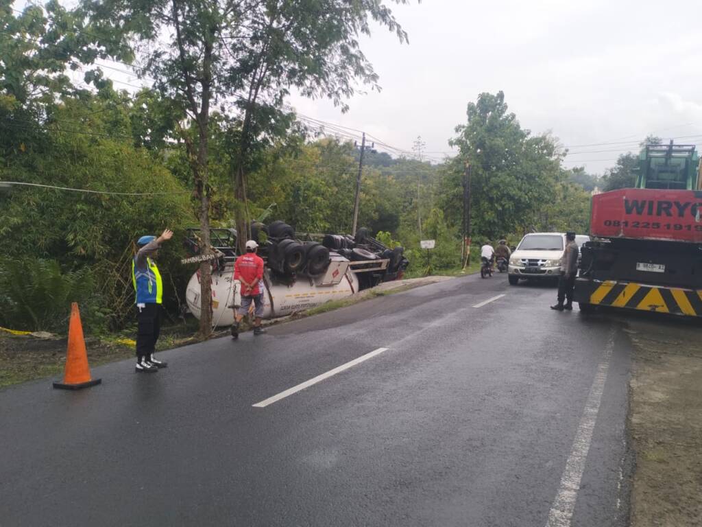 Truk Tangki Pertamina Terguling di Dringo Nguntoronadi Wonogiri, Polisi Ungkap Penyebab &amp; Kerugian Fantastis -  joglosemarnews.com/2026/01/truk-t…