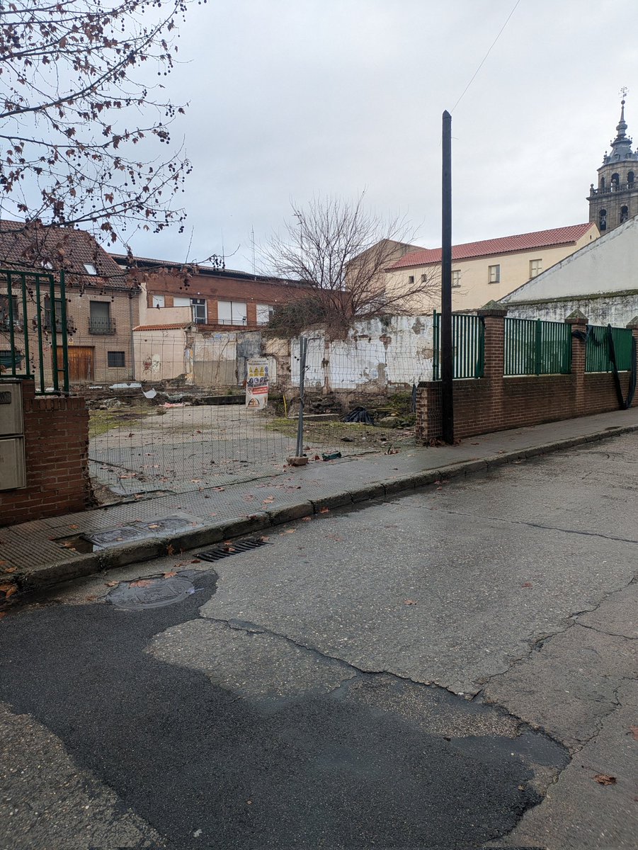 En 2018 aparecieron restos del foro romano de Talavera, calle Adalid Meneses.
Año 2026: ni juzgados, ni recuperación arqueológica. Solo plásticos y abandono.
Junta y Diputación miran a otro lado.
PP, PSOE y VOX en Talavera hincan la rodilla para no perder el sueldo Nescafé.