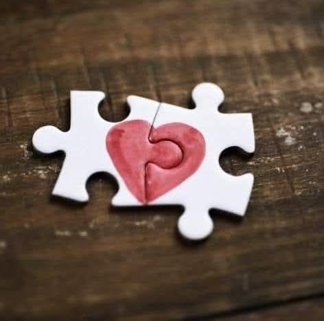 Il y a des gens, des moments, des respirations, des regards, des odeurs, des cieux et des sourires qui se coincent à cet endroit du cœur où ils doivent se coincer.
Et il n'y a plus d'accord et de musique parfaits.